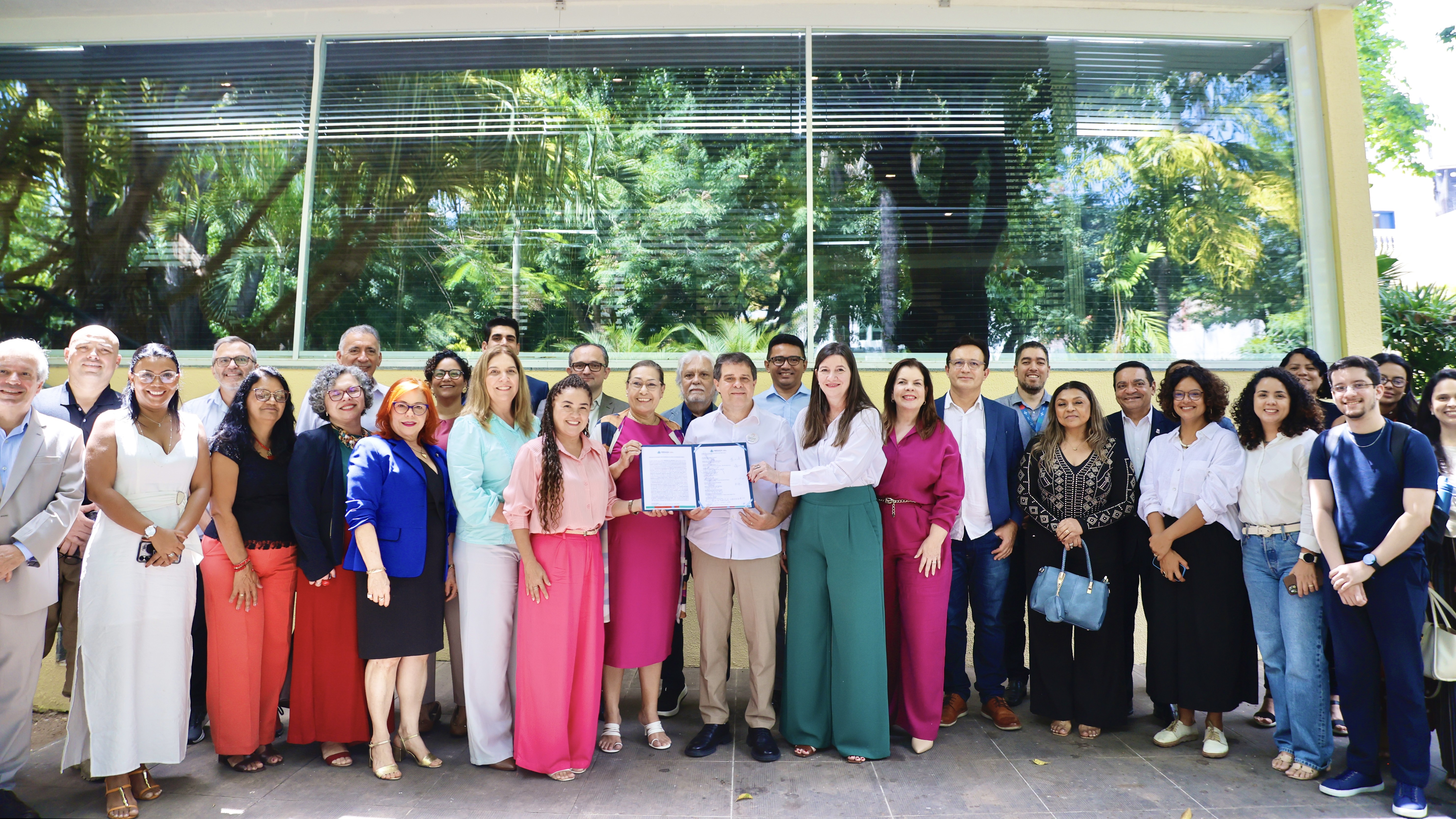 grupo de pessoas posa para a foto